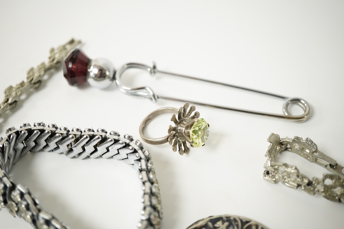 A quantity of assorted jewellery including costume, a 9ct gold fine link chain, malachite bead necklace, amethyst set white metal dragonfly brooch, two silver alberts and a silver hinged bangle, silver sweethearts brooch